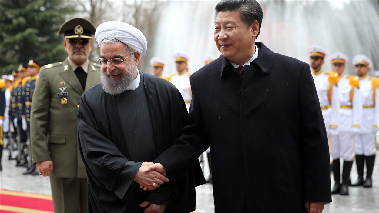 Le président iranien, Hassan Rohani, serre la main au président chinois, Xi Jinping, le 23 janvier, à Téhéran.