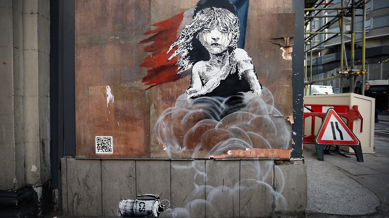 L'oeuvre de Banksy près de l'ambassade de France à Londres