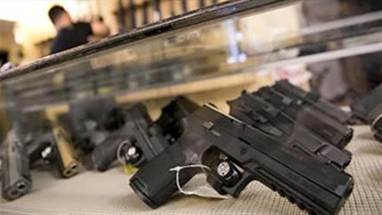 Les Canadiens sont de plus en plus amateurs d'armes à feu à autorisation restreinte qui comprennent notamment les armes de poing. Au Canada, depuis 2010, le nombre de détenteurs de permis pour la possession et l'acquisition de ce type d'arme a bondi de 75%. Détails avec le journaliste Maxime Corneau.