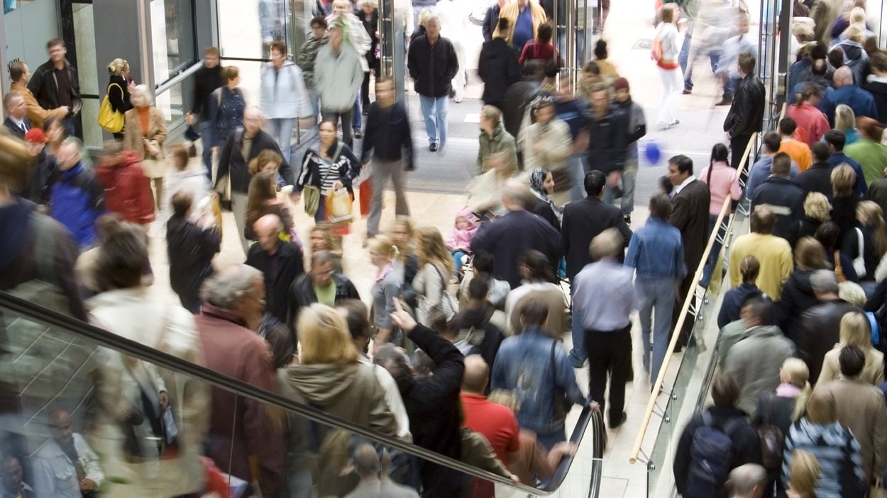 Une foule dans un centre d'achat