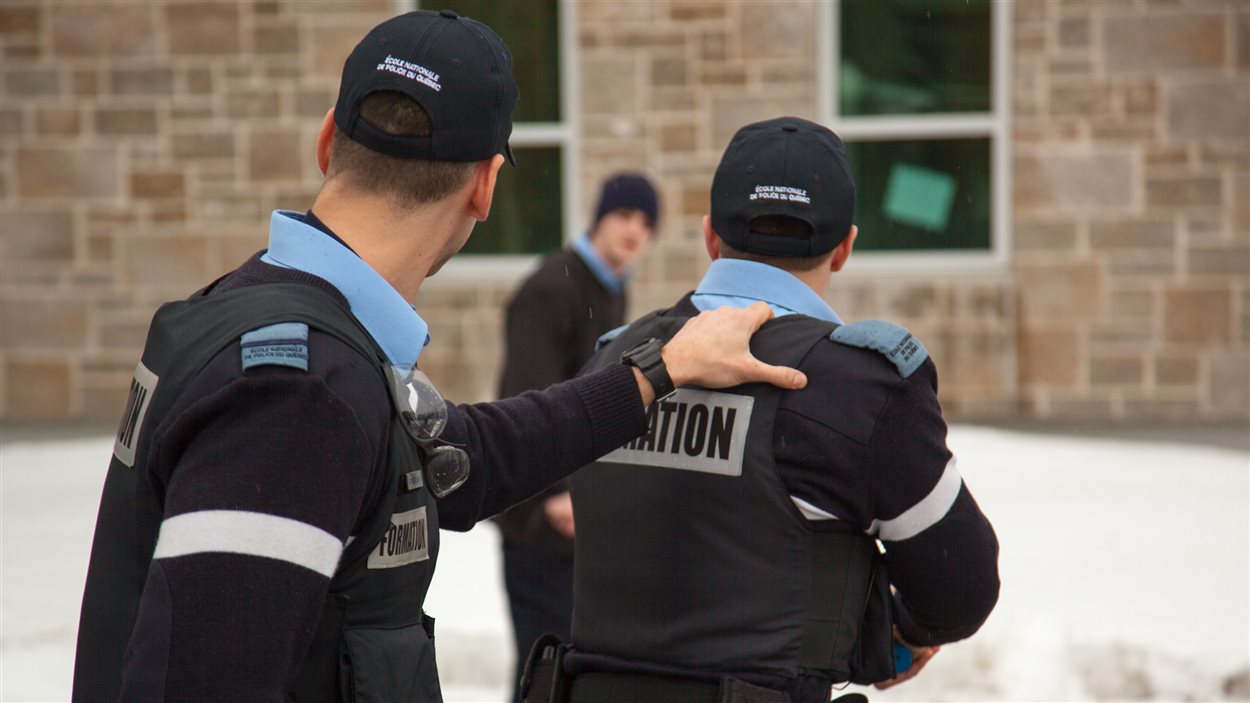 Des aspirants policiers en intervention simulée auprès d'une personne aux prises avec des problèmes de schizophrénie.