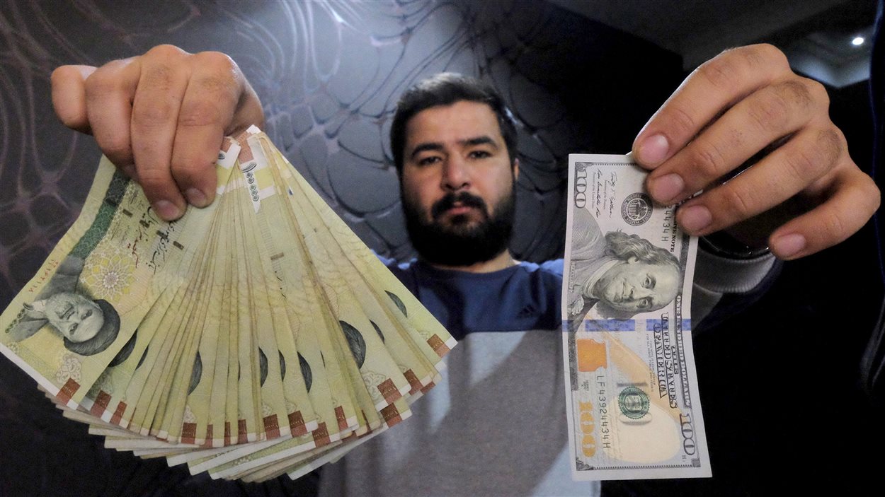 Un changeur d'argent à Téhéran montre des rials et leur équivalent en dollars.