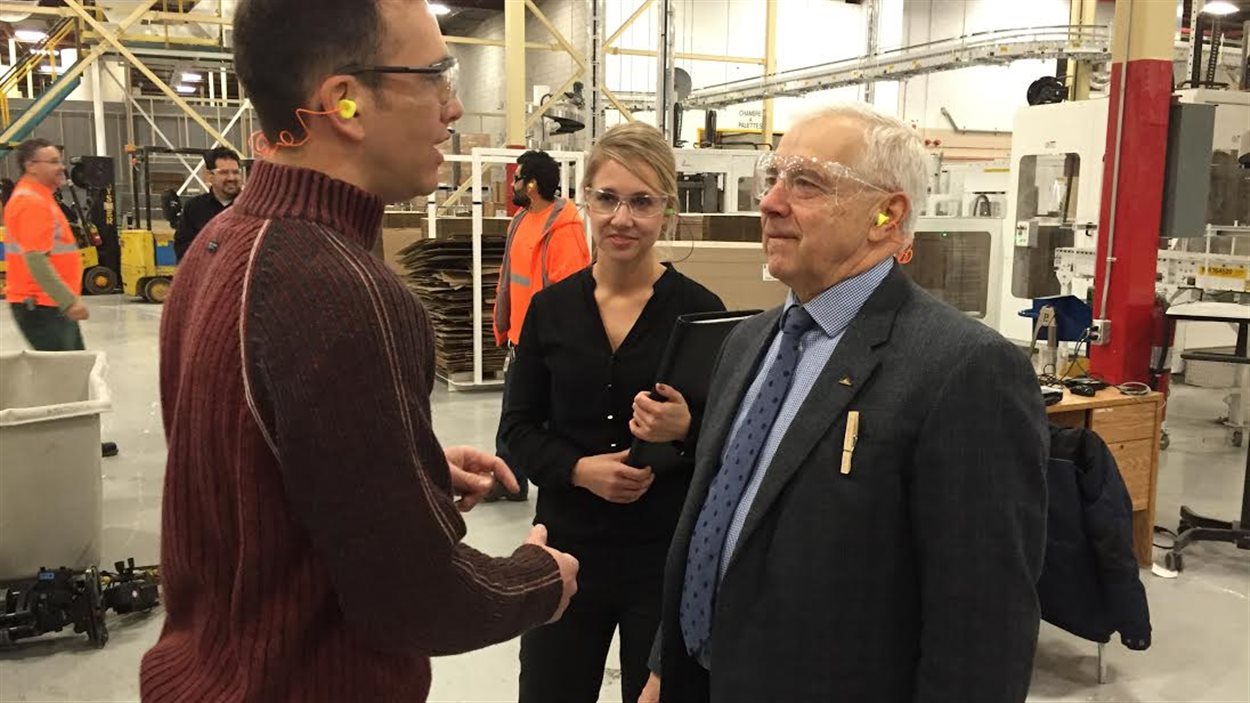 De g. à dr. : Benoît Rouillard, directeur de l’usine Cascades Groupe Tissu à Candiac, Maryse Fernet, chef de la direction des ressources humaines chez Cascades et Alain Lemaire, président exécutif du conseil d’administration chez Cascades.