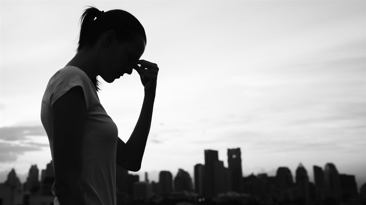 Une femme semble fatiguée.