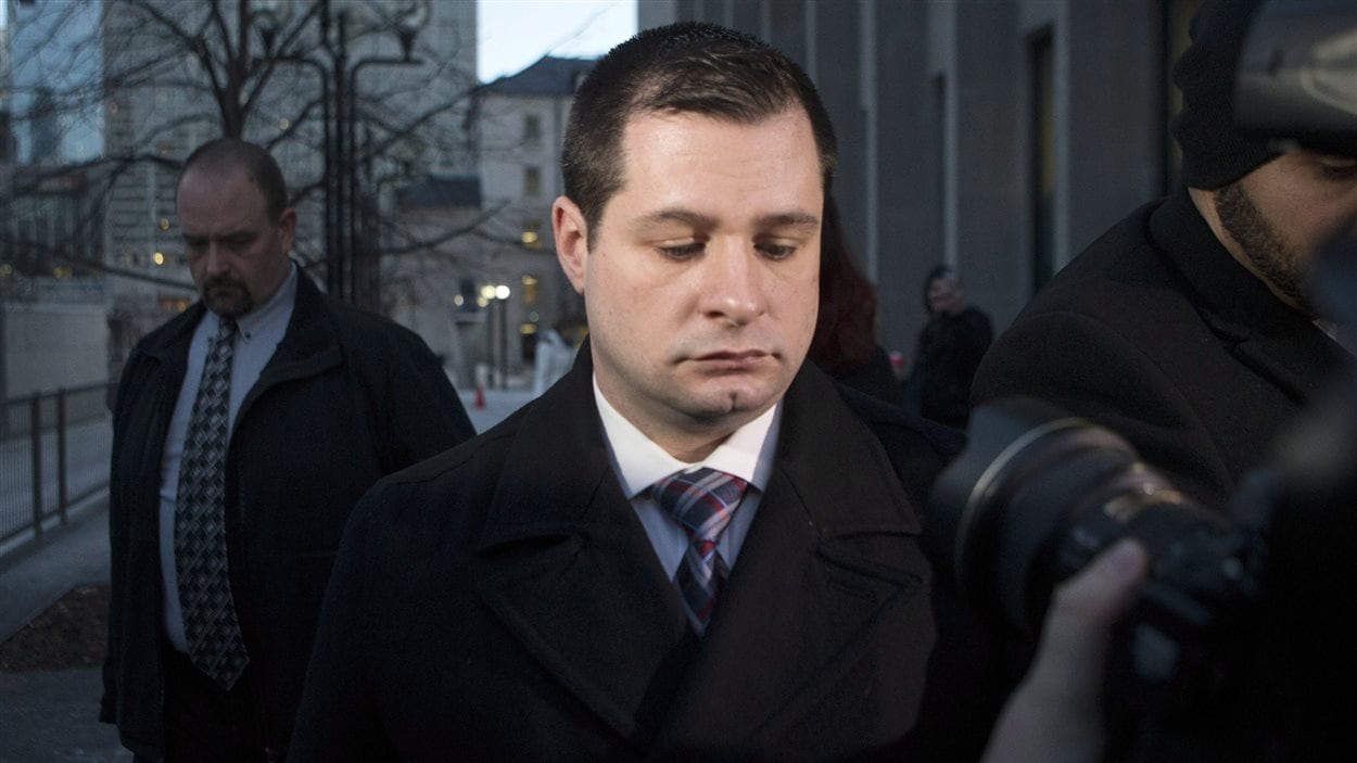 Le policier de Toronto James Forcillo à la sortie du palais de justice, après avoir été reconnu coupable.