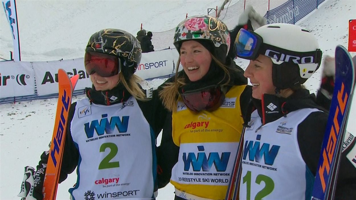 Chloé Dufour-Lapointe (au centre), Justine Dufour-Lapointe (à gauche) et Andi Naude (à droite).