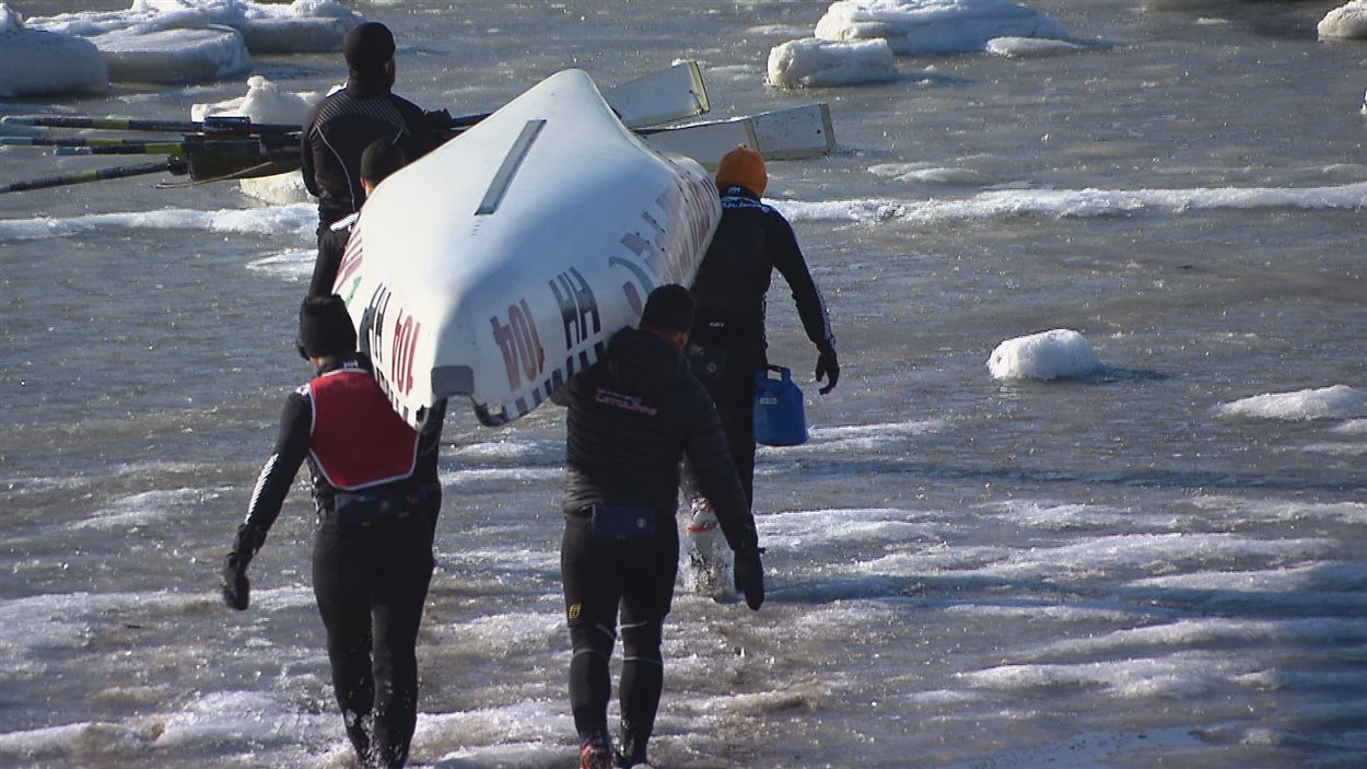 Une équipe s'aligne au départ de la course de canot à glace.