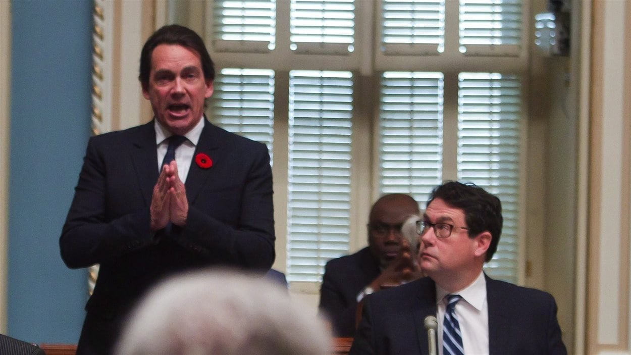 Pierre Karl Péladeau (gauche) et Bernard Drainville (droite) à l'Assemblée nationale