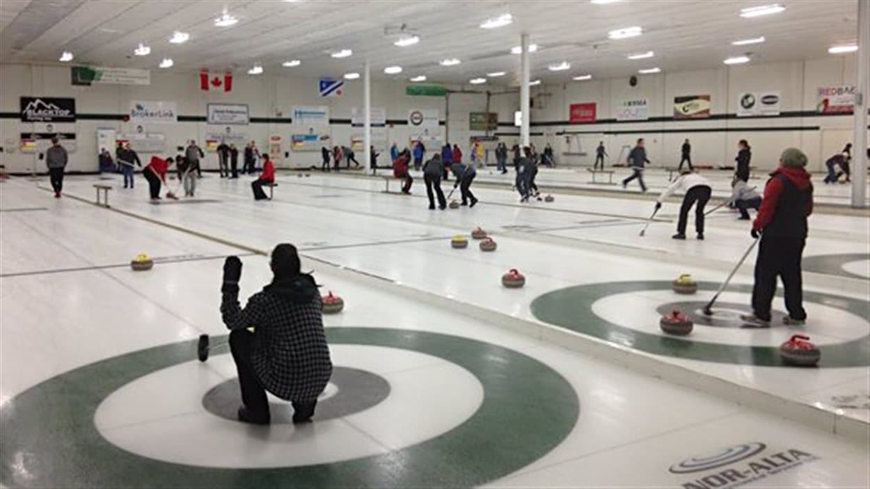 Plus de 120 francophones d'Edmonton se sont réunis pour une partie de Curling.