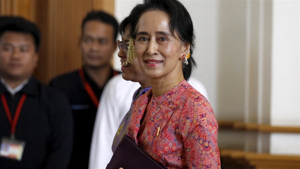 Aung San Suu Kyi a son entrée au Parlement birman