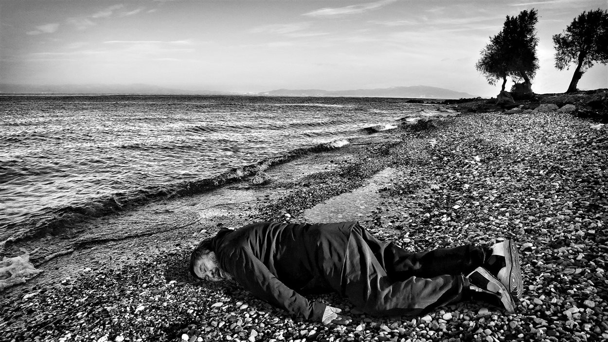 L'artiste Ai Weiwei pose en Alan Kurdi sur une plage de Lesbos