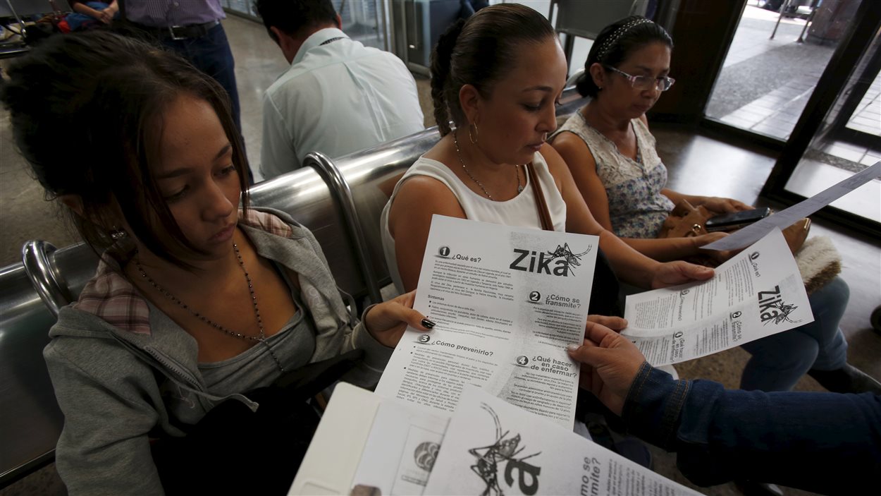 En Colombie, des femmes arrivées au terminal de transport de Bogota sont informées du virus par une travailleuse de la santé.