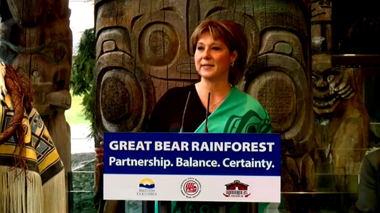 La première ministre britanno-colombienne, Christy Clark, célèbre l'accord de protection de la forêt pluviale du Grand Ours, le 1er février 2016.