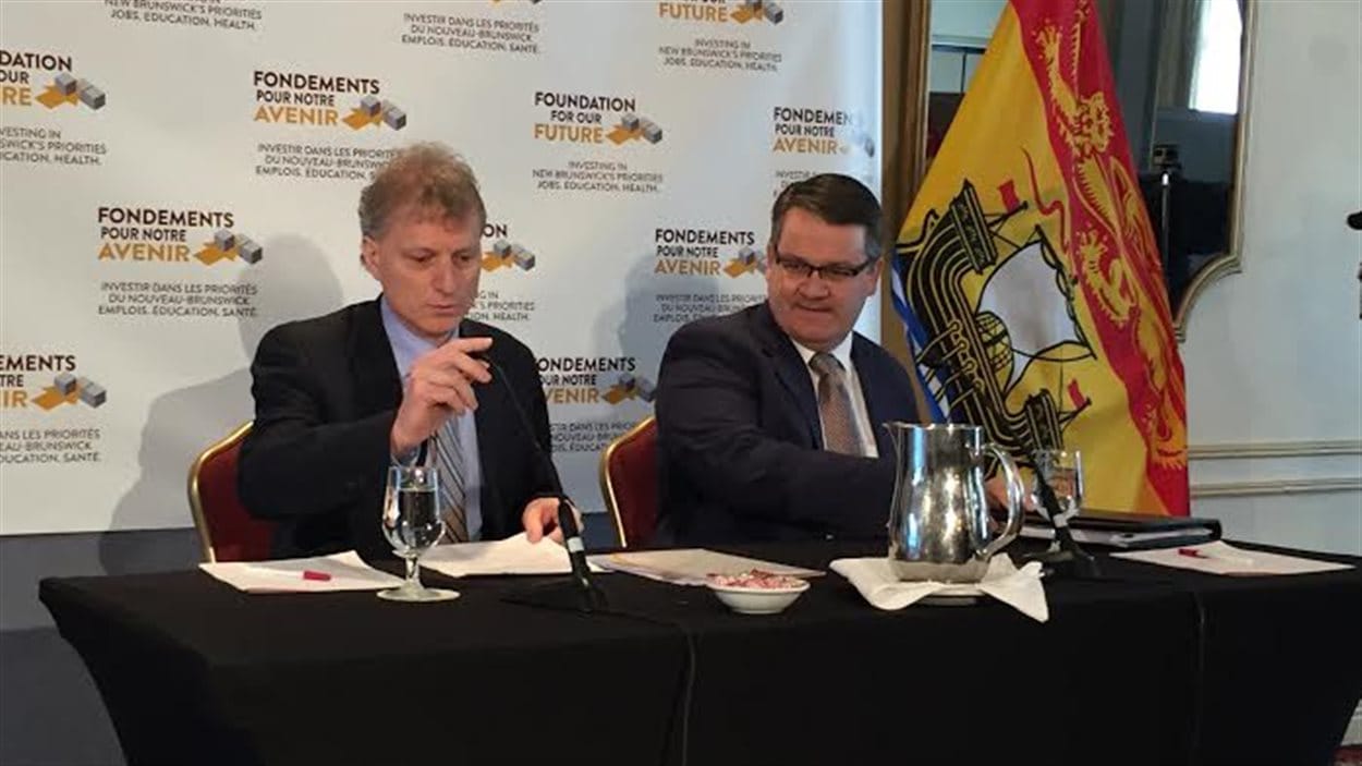 À gauche, le ministre des Finances du N.-B., Roger Melanson et à droite, le ministre responsable de la révision des programmes, Victor Boudreau