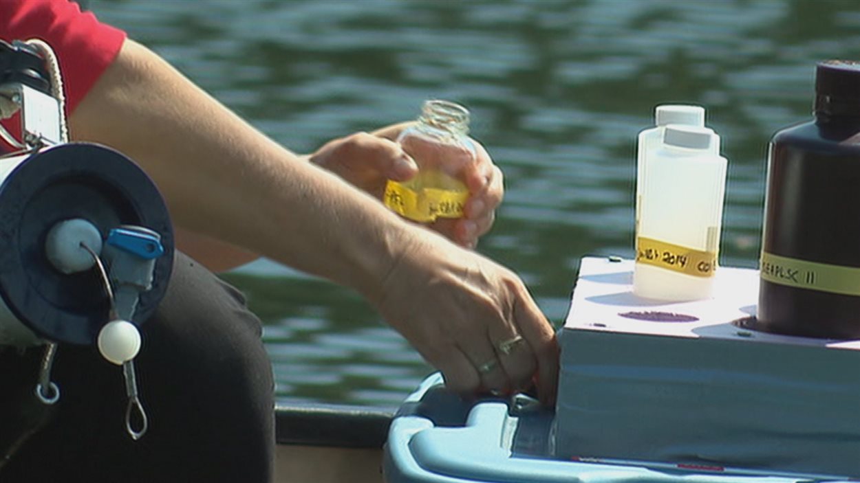 Des tests sont effectués sur l'eau du lac Saint-Charles.