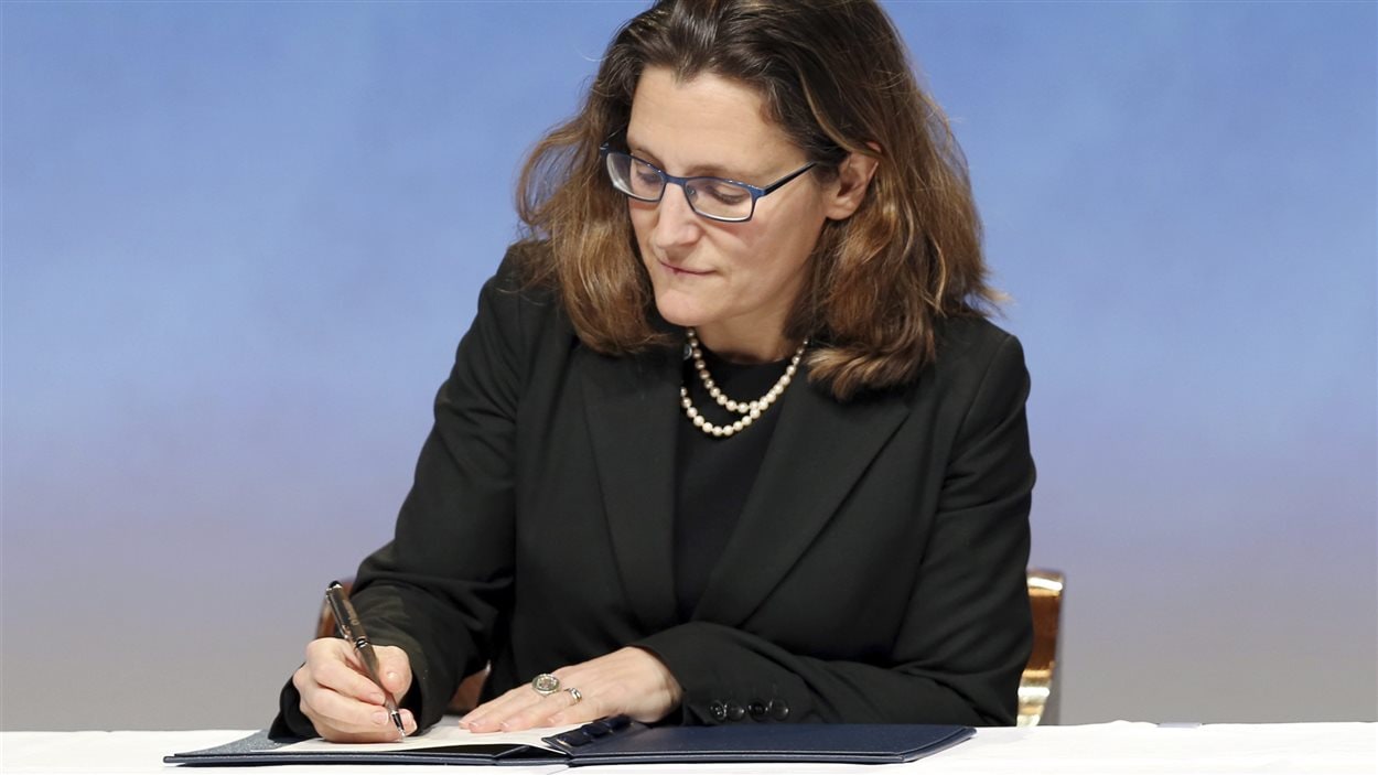La ministre du Commerce international du Canada, Chrystia Freeland, appose sa signature sur l’accord de Partenariat transpacifique, à Auckland, en Nouvelle-Zélande, le 4 février.