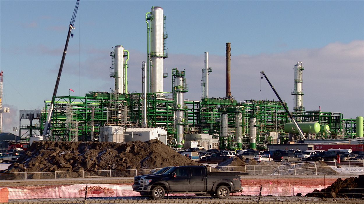 Une usine de transformation du gaz naturel, dans le parc industriel Heartland, en Alberta.