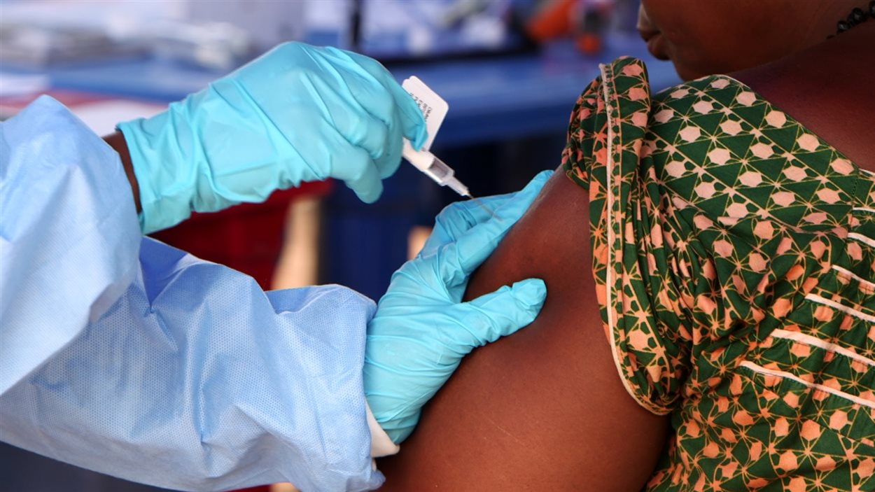 Une équipe de vaccination de l'Organisation mondiale de la santé à l'oeuvre dans la communauté de Kaqbélen Plateau, en Guinée.