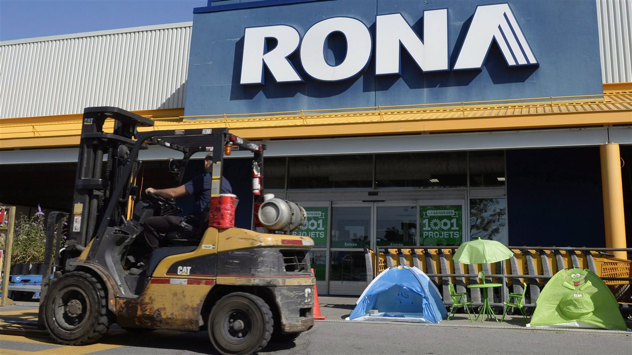 Activité devant un RONA à Saint-Eustache