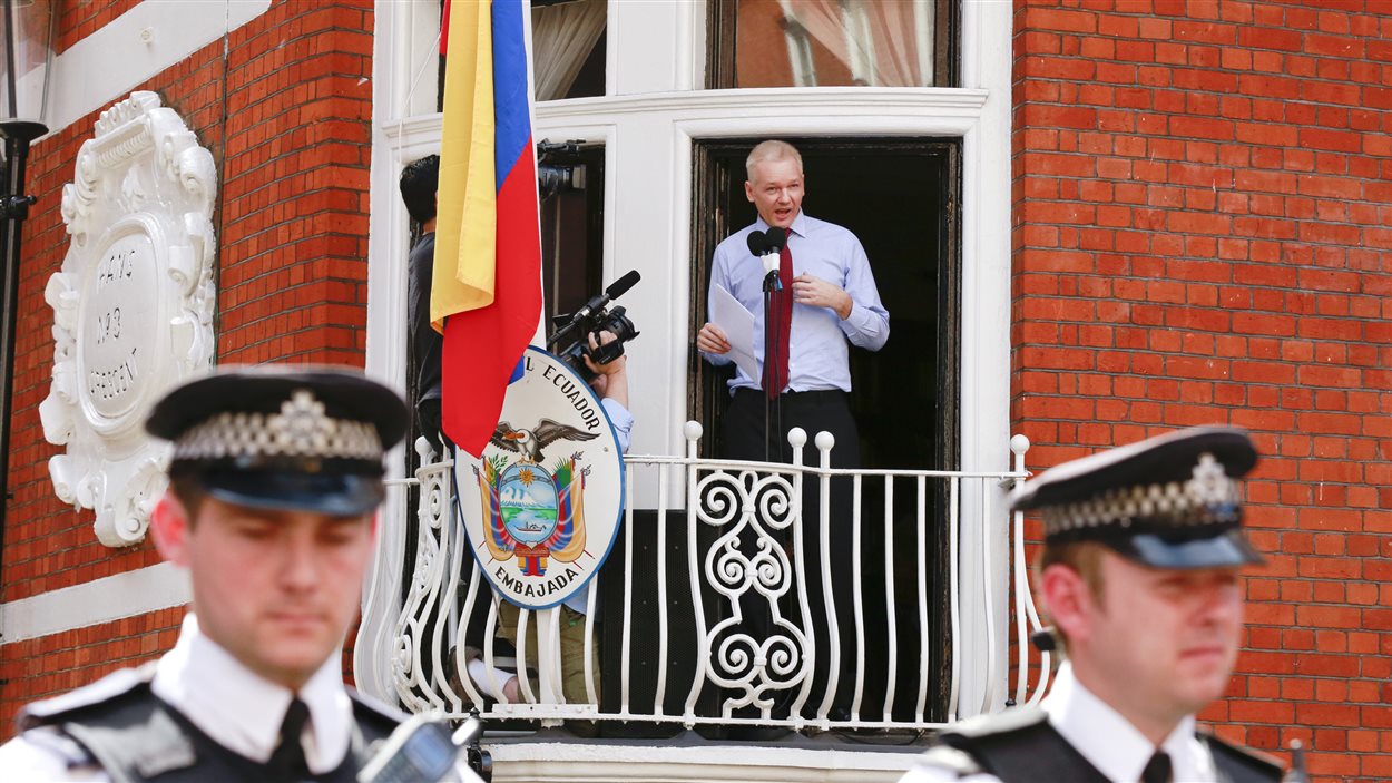 Julian Assange, au balcon de l'ambassade de l'Équateur à Londres, en 2012.