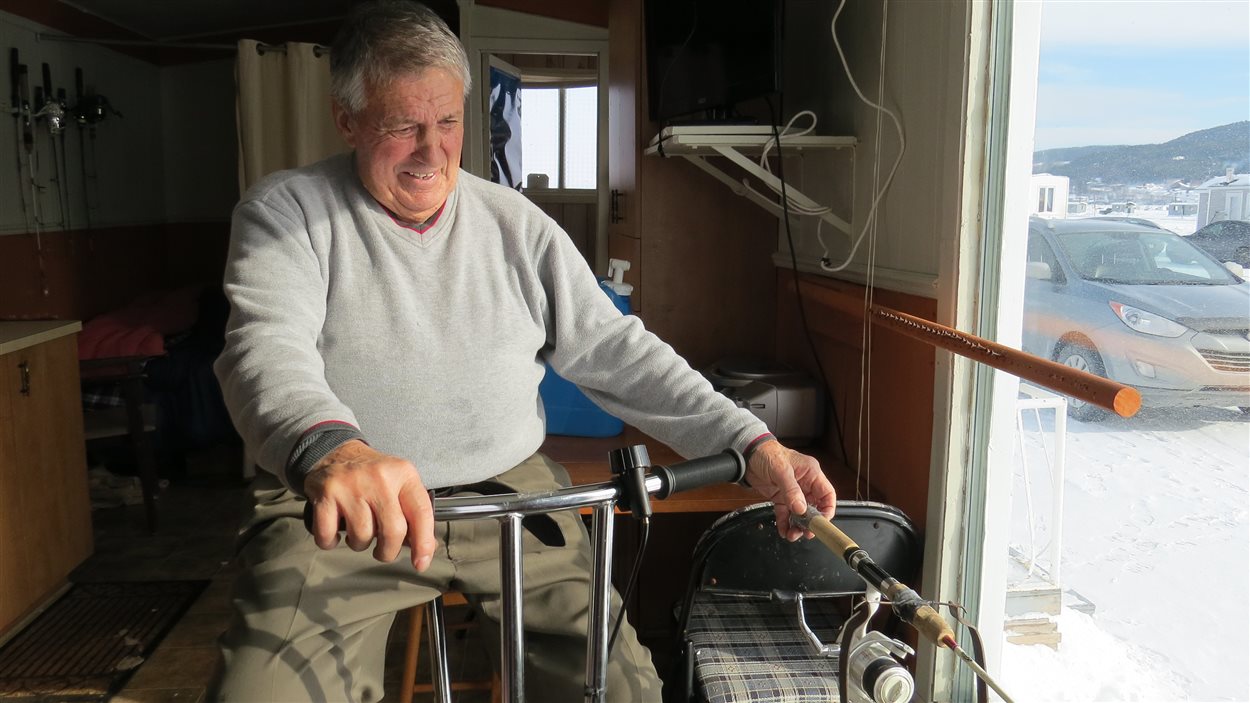 Marc Bernier pêche en faisant du vélo stationnaire dans sa cabane.