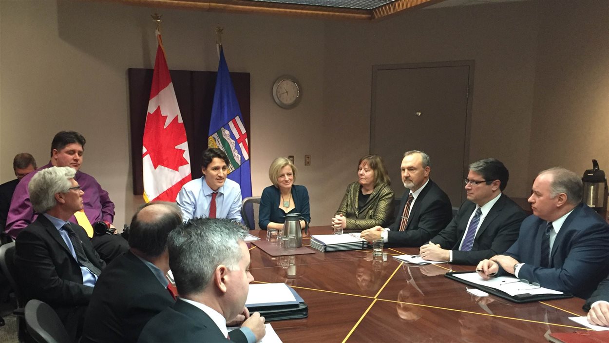 Justin Trudeau et Rachel Notley avec des membres de l'industrie pétrolière et gazière à Calgary