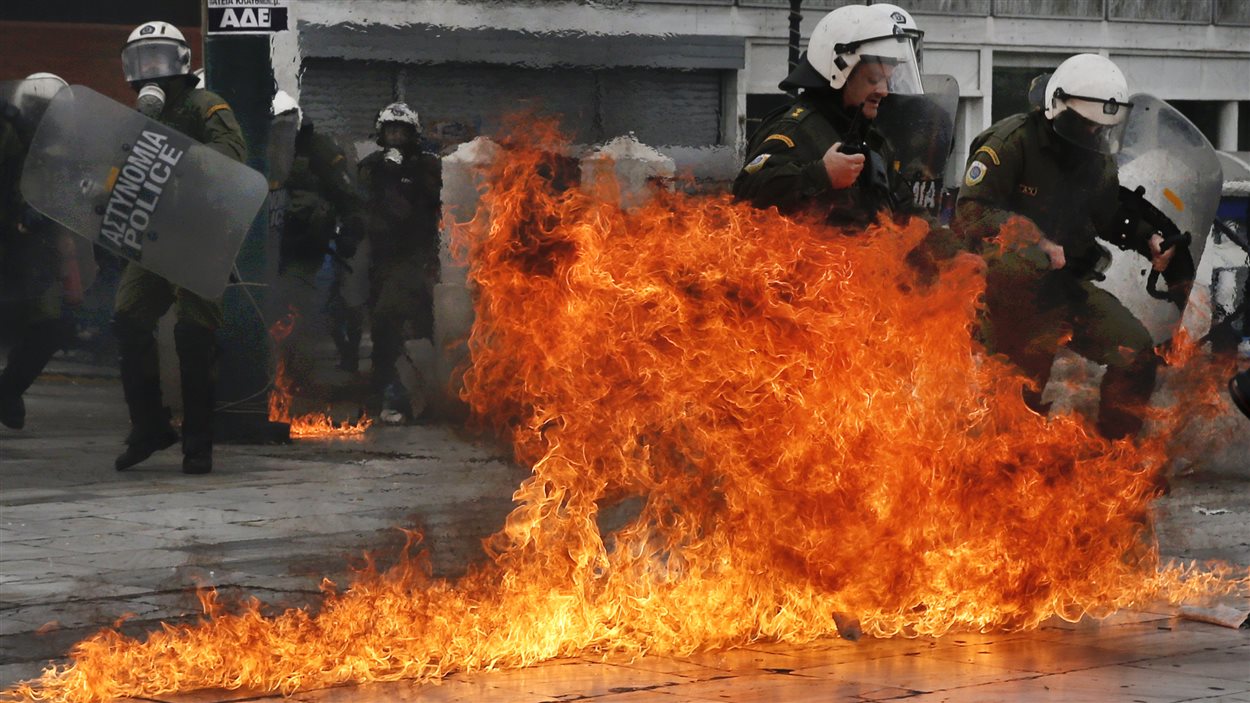Des policiers anti-émeute ont reçu des cocktails Molotov lors des manifestations.
