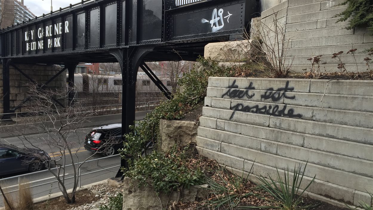 L'inscription « Tout est possible » sur un mur de pierres sur la rue Yonge dans le quartier Davisville de Toronto
