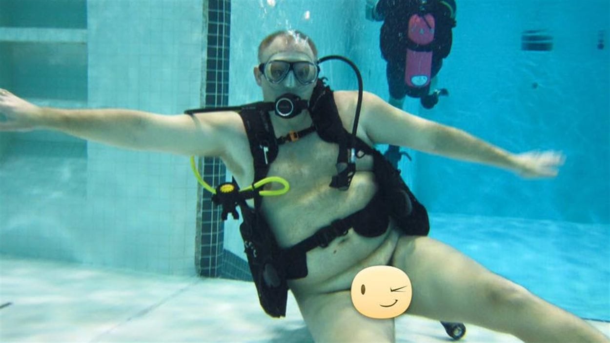 Un homme fait de la plongée en scaphandre autonome nu à Edmonton