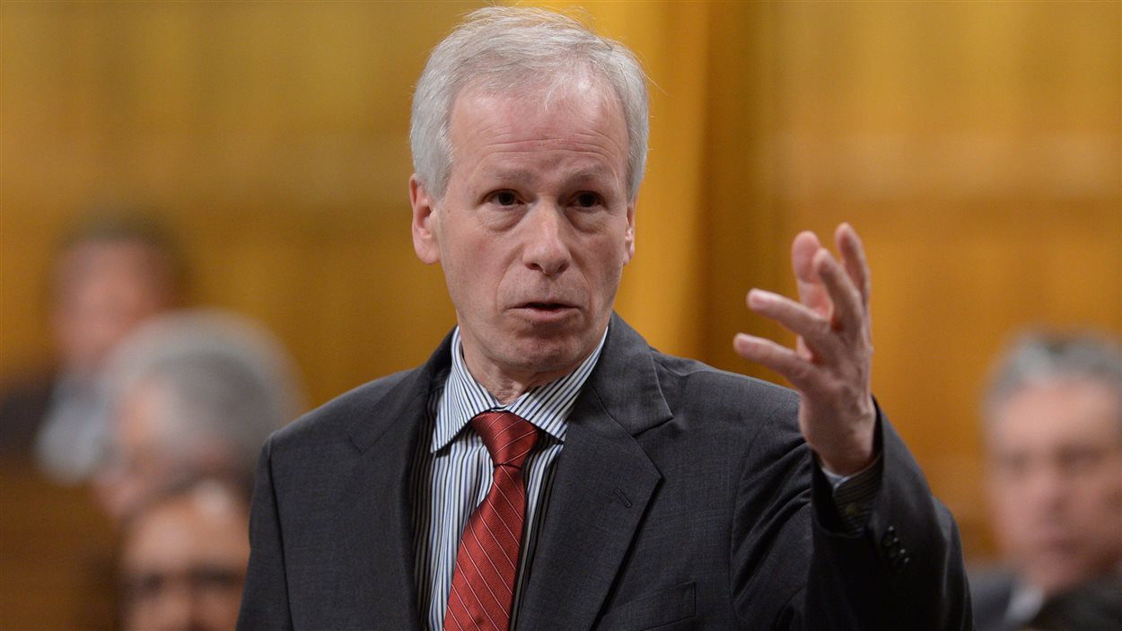 Le ministre des Affaires étrangères, Stéphane Dion, répond à une question à la Chambre des communes lors de la période des questions.