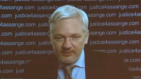 Le fondateur de WikiLeaks, Julian Assange, est apparu sur un écran lors d'une vidéoconférence qu'il a donnée depuis l'ambassade équatorienne de Londres où il vit depuis près de 4 ans.