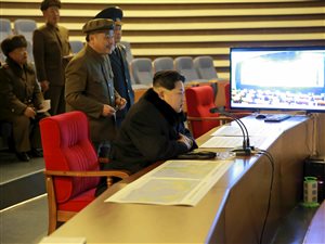 Le leader nord-coréen Kim Jong Un regarde le lancement d’une fusée à Pyongyang.