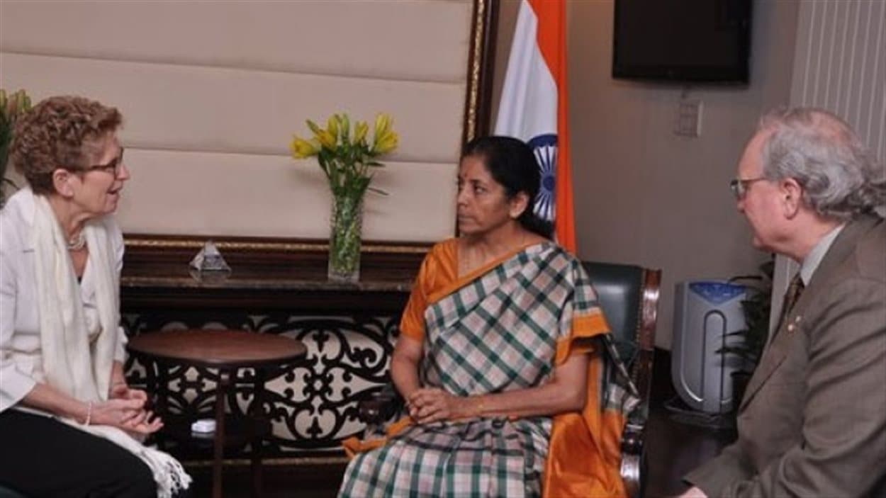 La première ministre de l'Ontario, Kathleen Wynne et le premier ministre de l'Î.-P.-É. Wade MacLaughlan discutent avec la ministre indienne du Commerce et de l'Industrie, Nirmala Sitharaman.