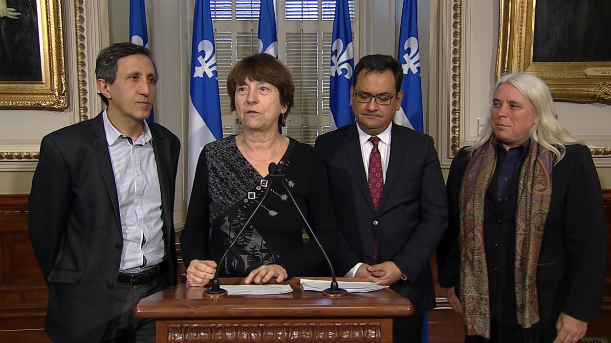 Les co-porte-parole de QS, Amir Khadir et Françoise David, le président du parti, André Fontecilla et la députée Manon Massé, la veille de la rentrée parlementaire de janvier 2016.