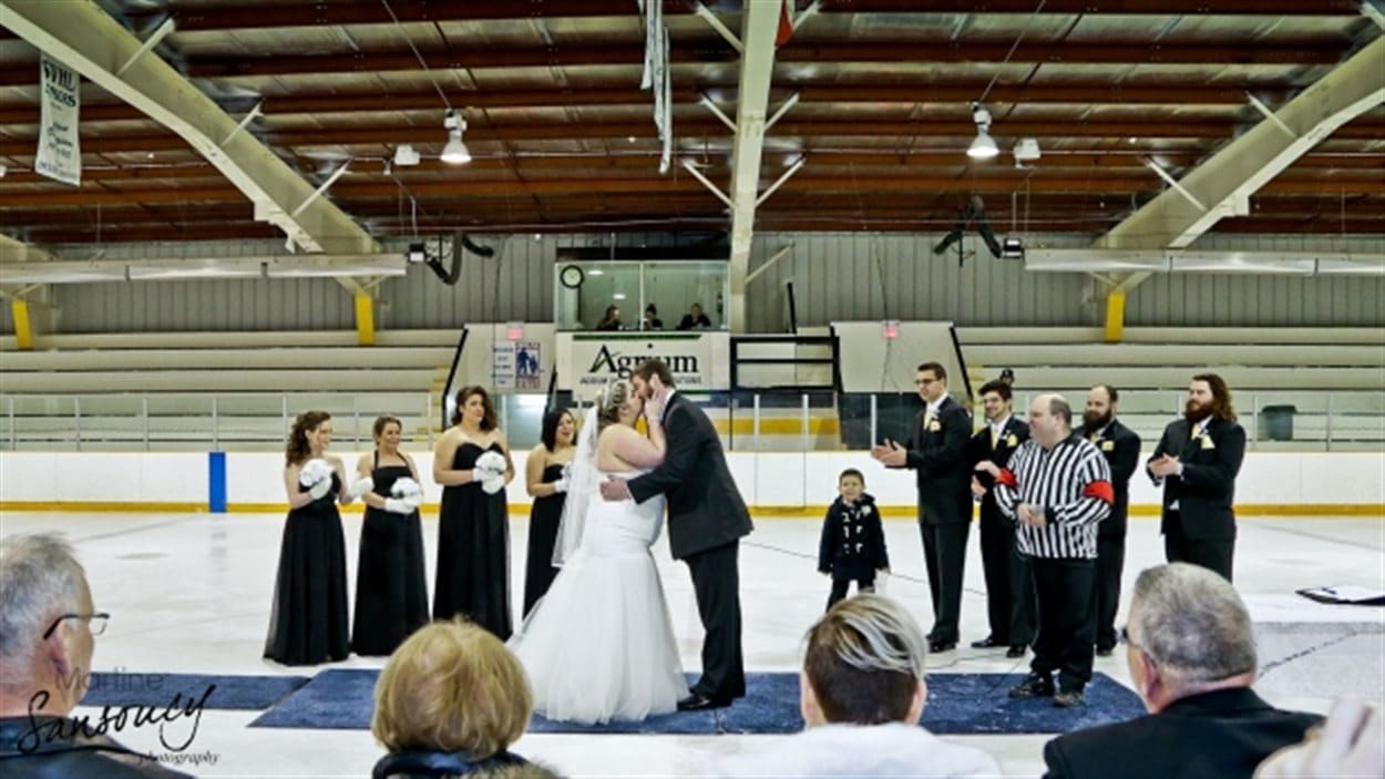 Le couple s'est marié sous le thème du hockey