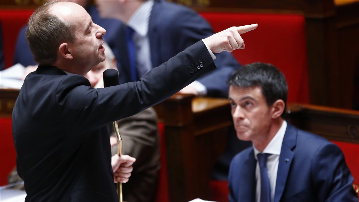 Le ministre de la Justice, Jean-Jacques Urvoas, et le premier ministre, Manuel Valls, lors des discussions sur le projet de loi de « protection de la Nation ».