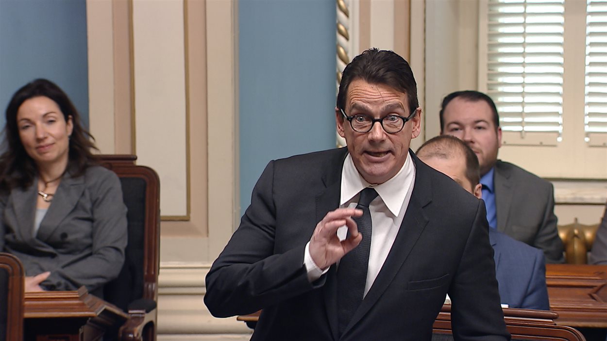Pierre Karl Péladeau a accusé le gouvernement Couillard de ne rien faire pour protéger les sièges sociaux.
