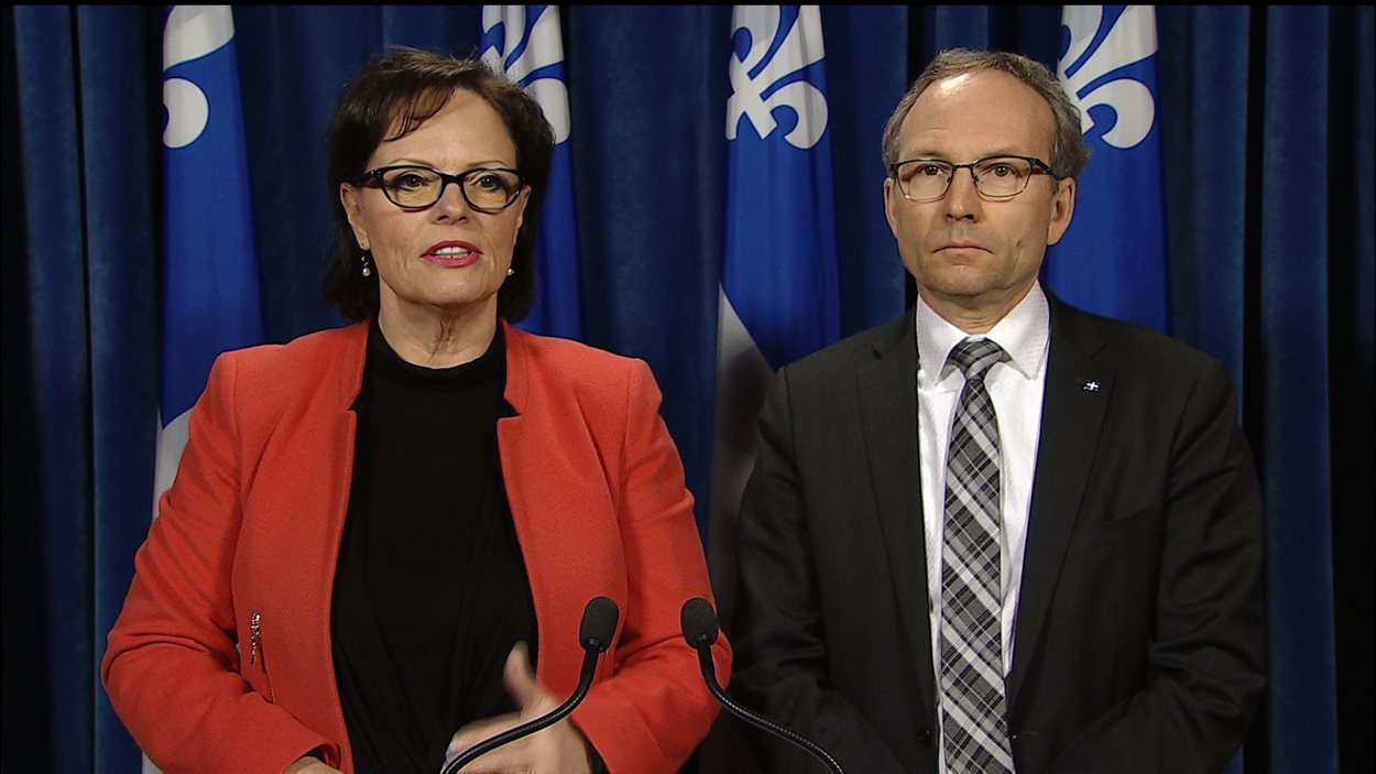 La ministre déléguée à la Protection de la jeunesse, Lucie Charlebois, et le ministre de la Sécurité publique, Martin Coiteux.