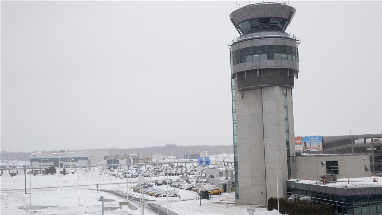 Tour de contrôle de l'Aéroport Jean-Lesage en hiver