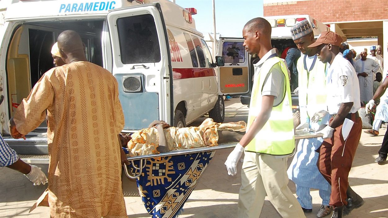 Une victime de l'attentat au Nigéria transportée à l'hôpital.