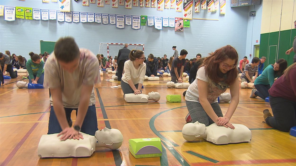 Des élèves de l'école secondaire Louis St-Laurent, d'East Angus, pratiquent la réanimation cardiorespiratoire 