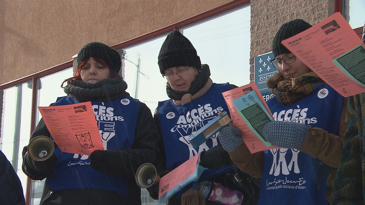 Une trentaine de personnes ont manifesté contre le projet de loi 70, à Saguenay