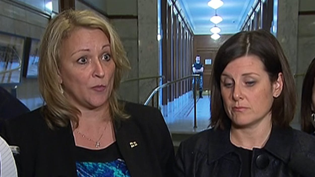 Lise Thériault et Stéphanie Vallée, respectivement ministres responsable de la Condition féminine et de la Justice