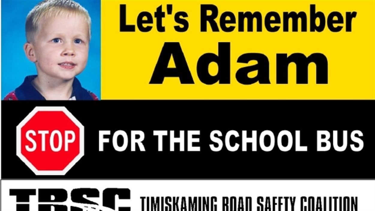 Une pancarte Let's Remember Adam Ranger dans le nord de l'Ontario