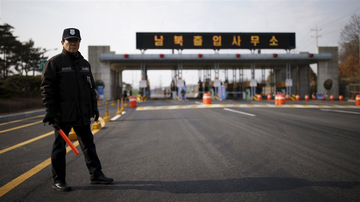 Un agent de sécurité sud-coréen se tient devant l'entrée de la zone de Kaesong.
