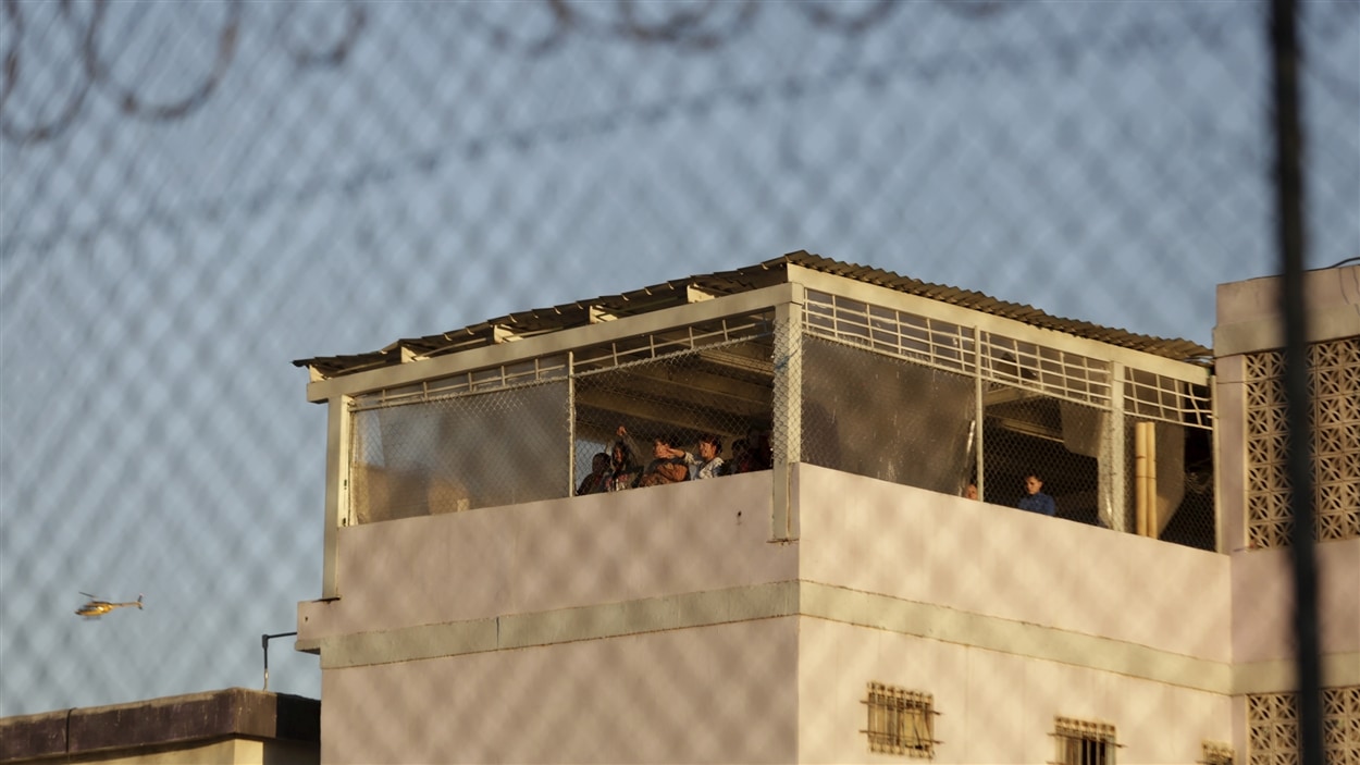 Les détenus ont été massés au sommet de cette tour de la prison de Topo Chico une fois l'émeute terminée.