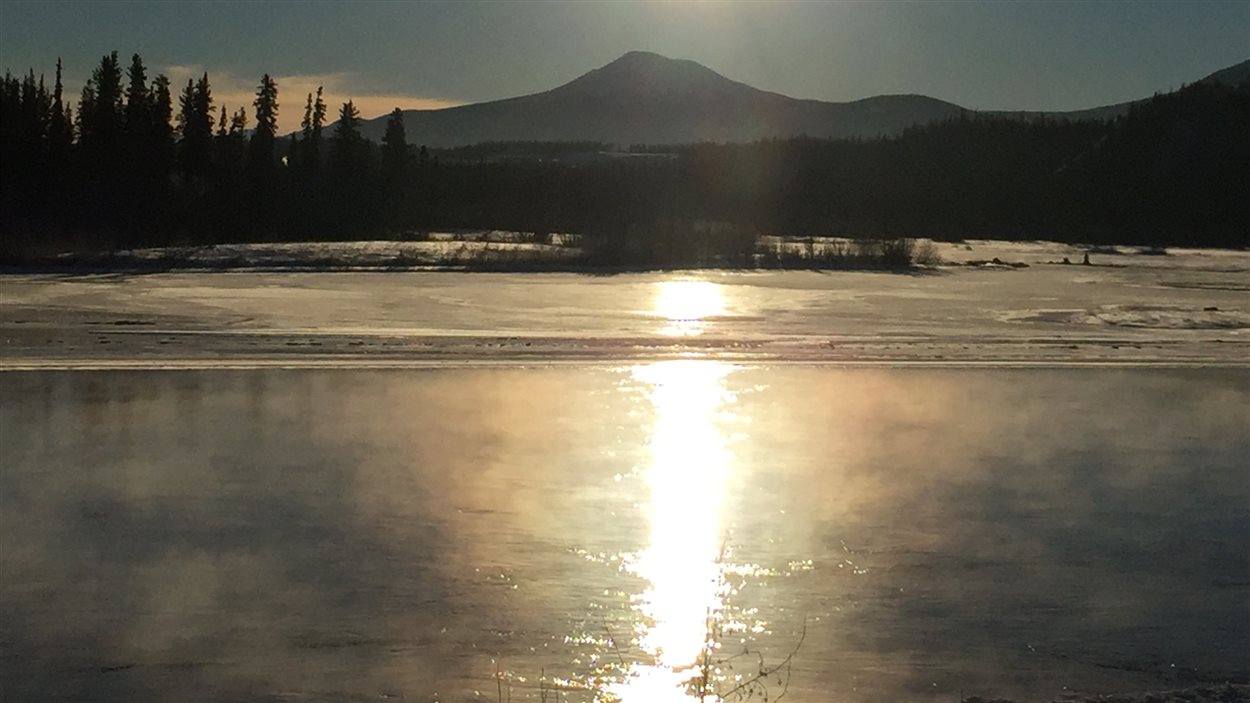 fleuve Yukon en hiver au soleil