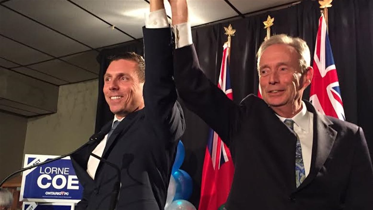Le chef du Parti progressiste-conservateur de l'Ontario, Patrick Brown (à gauche), et le nouveau député de Whitby-Oshawa, Lorne Coe.