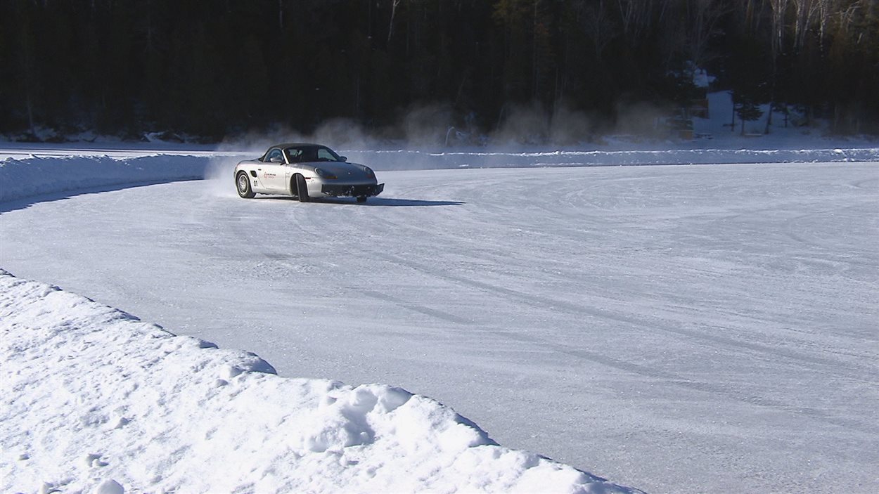 Une voiture dérape sur la glace