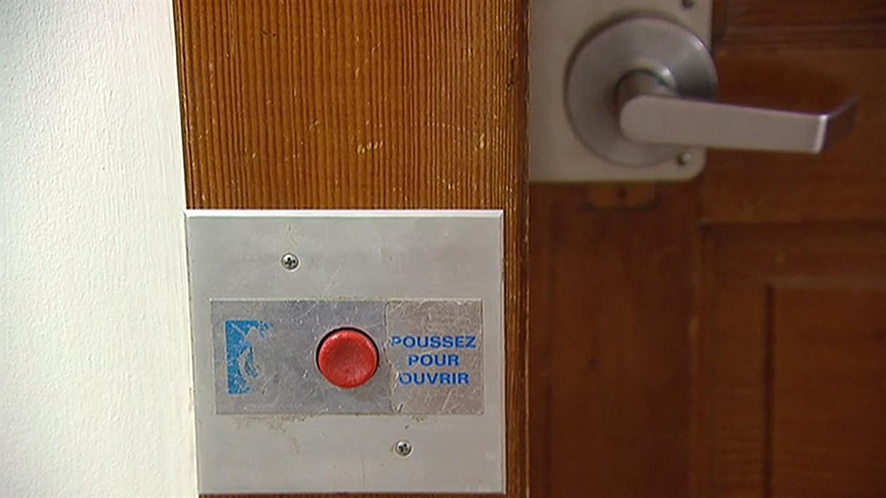 Une porte dans un centre jeunesse